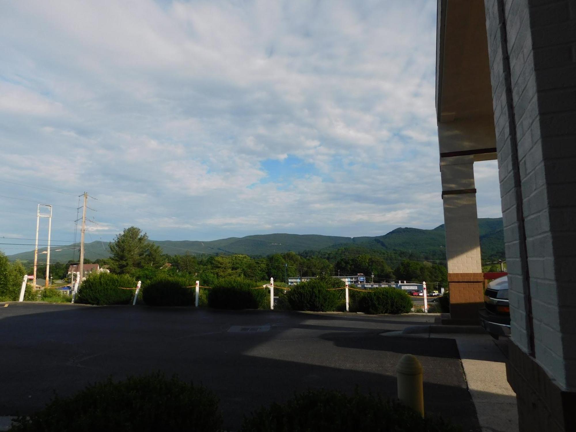Red Roof Inn & Suites Wytheville Esterno foto